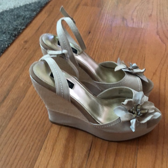 NEW!! Beige/cream wedges sandals from WHBM Sz 9 - Picture 3 of 7